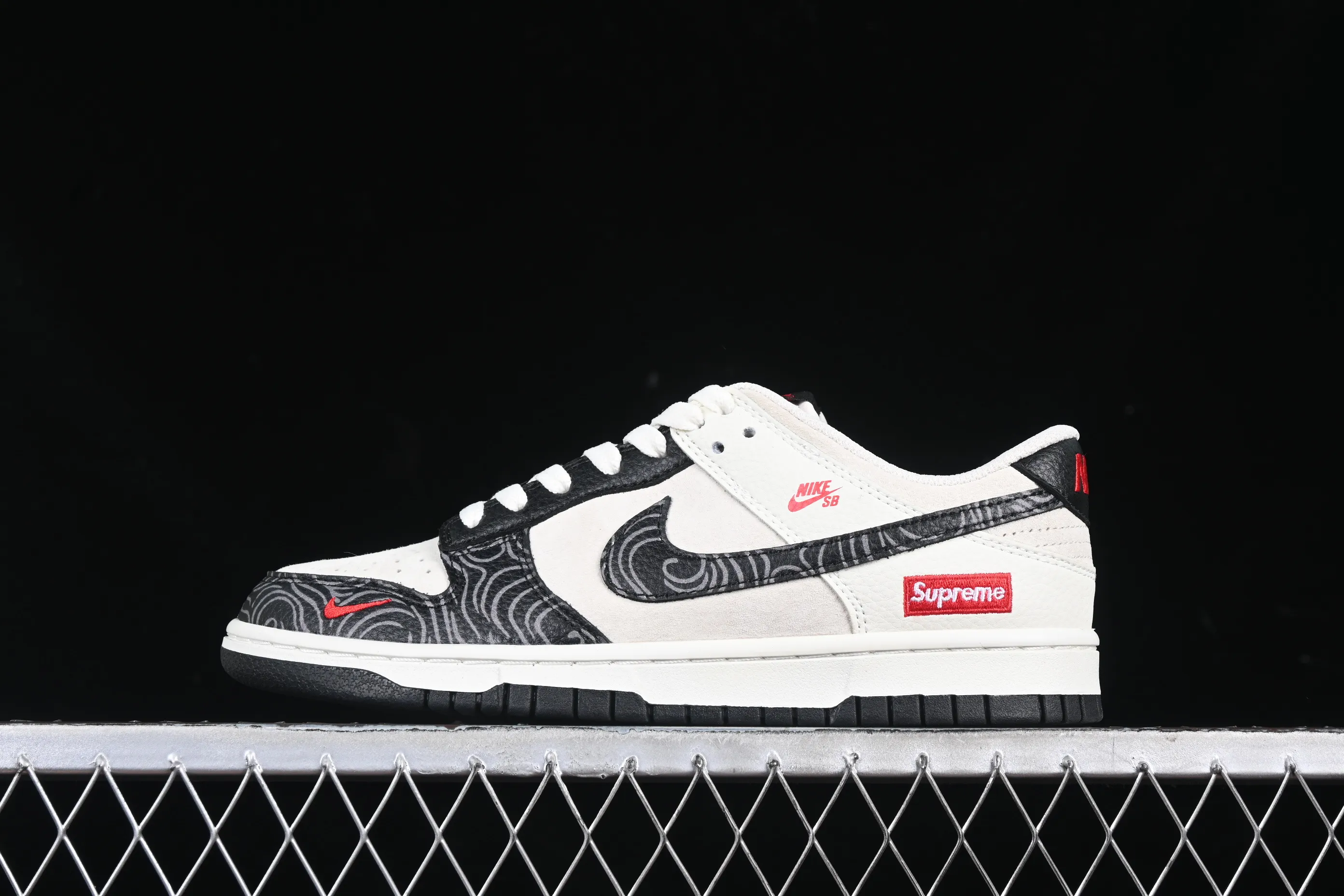 All categories Nk SB Dunk Series Nk SB Dunk Low High-end customized low-top sneakers Nk SB Dunk Low Sup joint black pattern Anniversary high-end customized low-top casual sneakers DJ2024-100